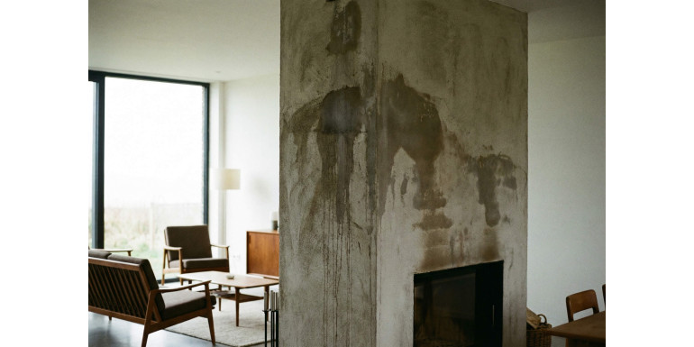 Mokre plamy na kominie wewnątrz domu - dlaczego powstają i jak się ich pozbyć?