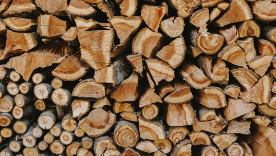 Gdzie i jak przechowywać drewno opałowe? 4 sposoby