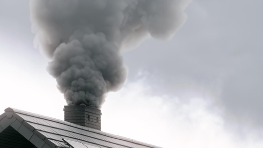 Kolor dymu z komina - kiedy powinien nas niepokoić?